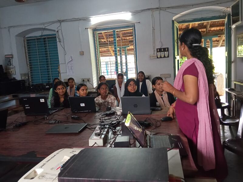 പ്രമാണം:എൽ കെ.jpg