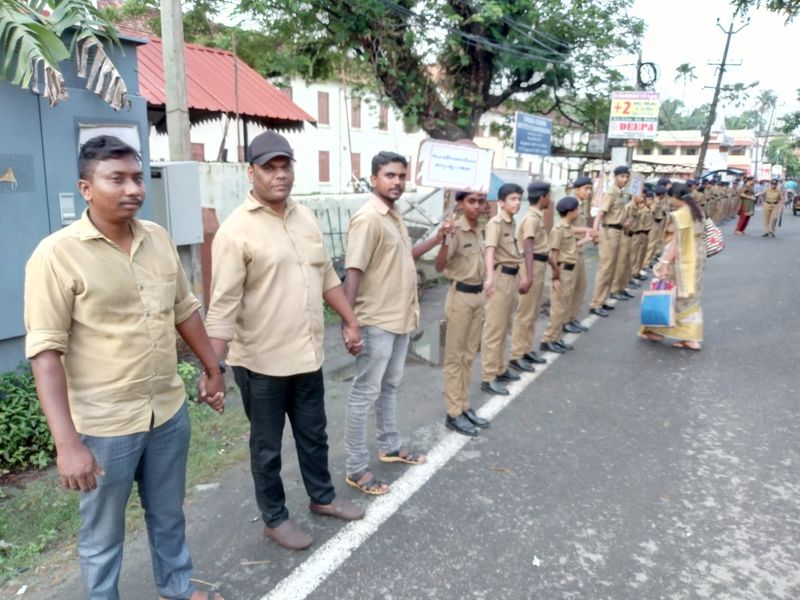പ്രമാണം:Human Chain against Drug Abuse.jpg