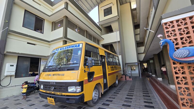 പ്രമാണം:12312 GLPS NILESHWAR SCHOOLBUS 02.jpg