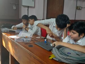 14036 hitech little kites eclectronics calss.jpg