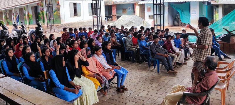 പ്രമാണം:18660-sent off.jpg