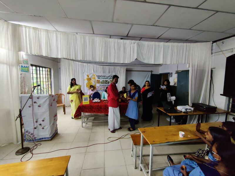 പ്രമാണം:33027 Prize2.jpeg