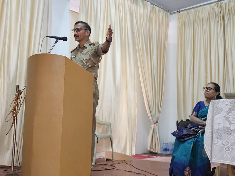 പ്രമാണം:38004-TRAFFIC RULES.jpg