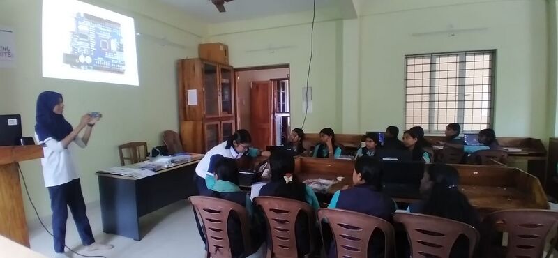 പ്രമാണം:42042 ROBOTICS CLASS.jpg