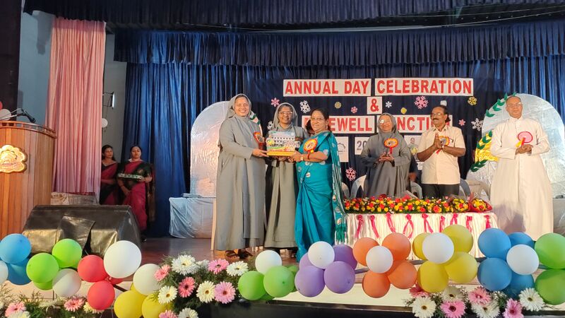 പ്രമാണം:21001 beena tr.jpg