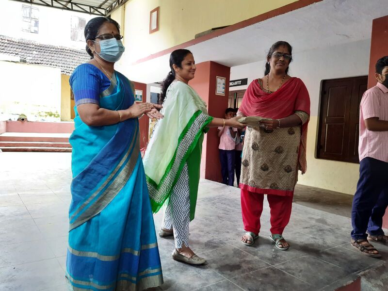 പ്രമാണം:21043-old student+tchr.jpeg