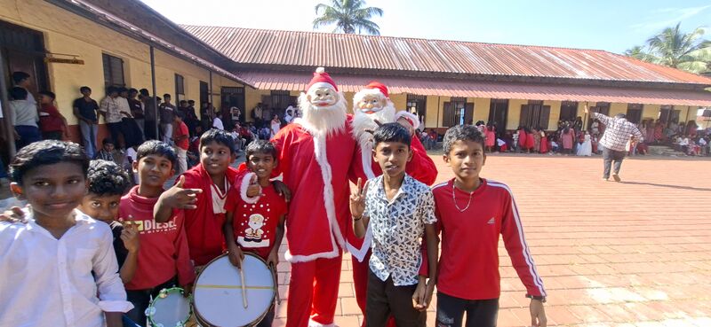 പ്രമാണം:38077 x mas 1.jpg