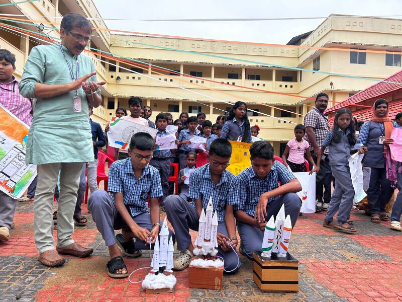 പ്രമാണം:41034 chandradinam1 2025.jpg