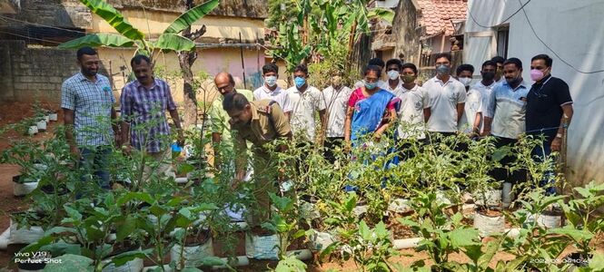 ജൈവ പച്ചക്കറിയുടെ വിളവെടുപ്പ് നെയ്യാറ്റിൻകര എസ് ഹെച്ച് ഒ ശ്രീ സാഗർ സർ നിർവഹിച്ചപ്പോൾ.