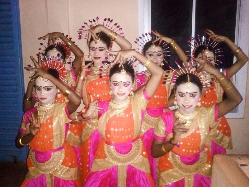 പ്രമാണം:Group Dance.jpg