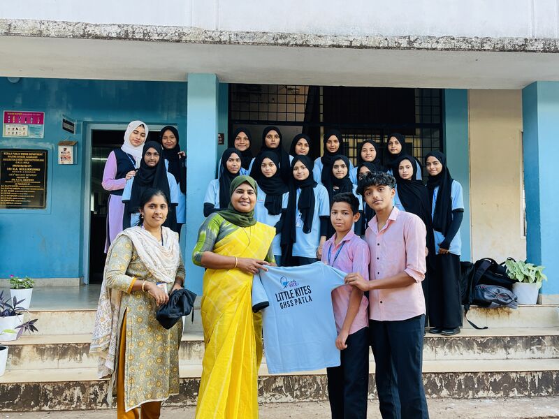 പ്രമാണം:11049 lk uniform 2025-28batch.JPG