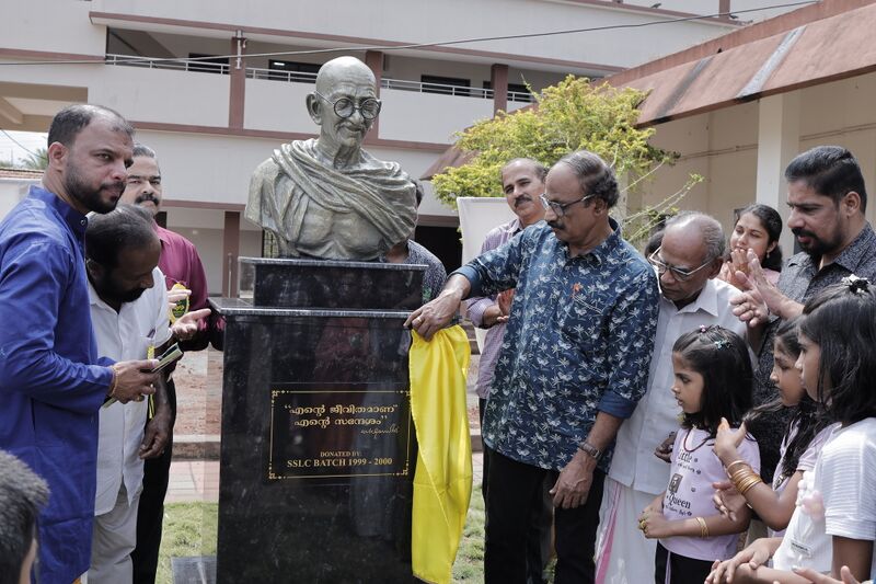 പ്രമാണം:12024-gandhi2.resized.jpg