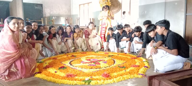 പ്രമാണം:15253 POOKALAM WITH CHILDREN.jpg