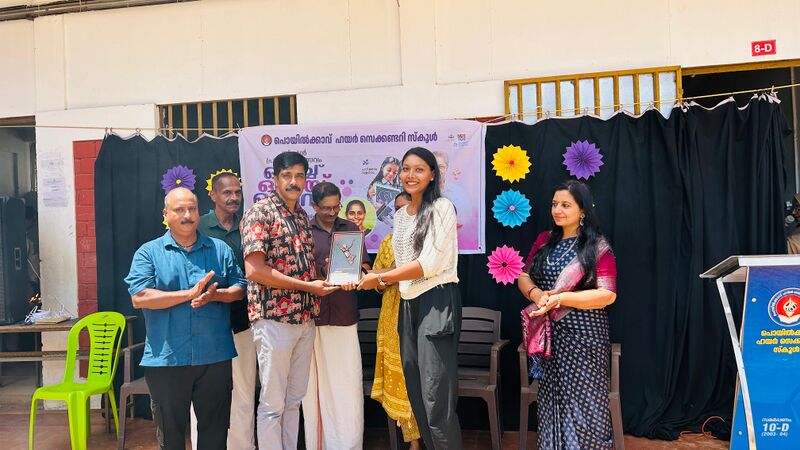 പ്രമാണം:16052 pravesanolsavam2.jpg