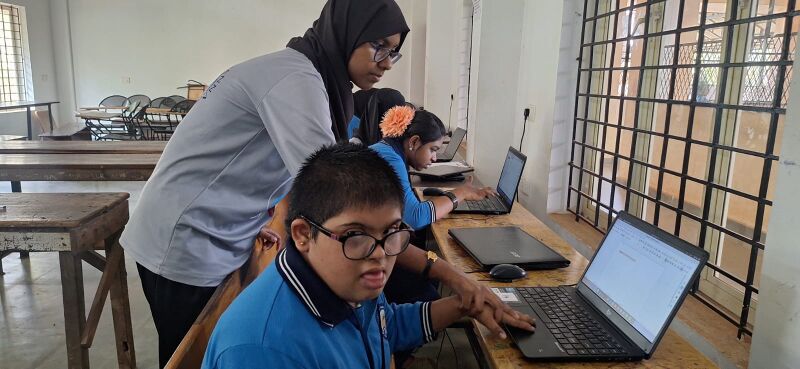 പ്രമാണം:23051 LK Bhinnaseshi.jpg