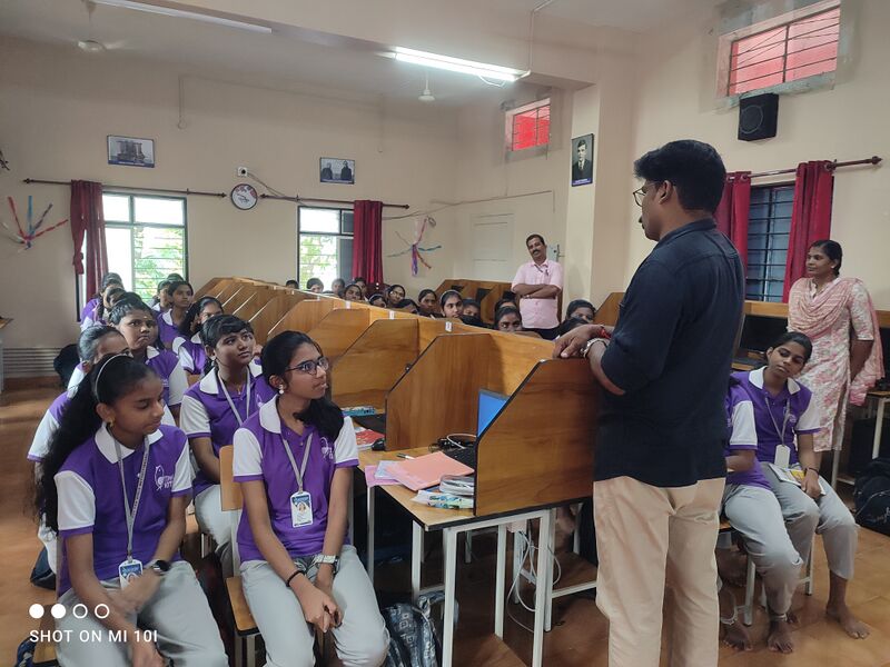 പ്രമാണം:44037 KITE1.jpg