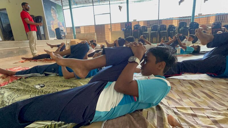 പ്രമാണം:Lk yoga.jpeg