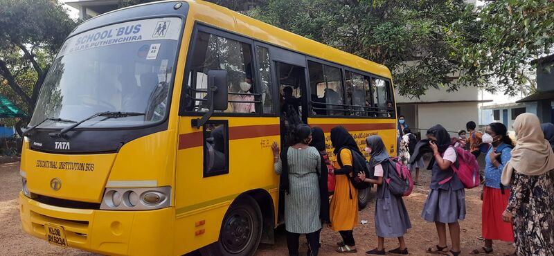 പ്രമാണം:Schoolbuspchira.jpeg