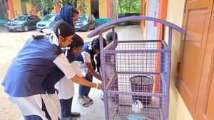 മാലിന്യം നീക്കം ചെയ്യുന്ന എകൊ ക്ലബ് വിദ്യാർഥിനികൾ