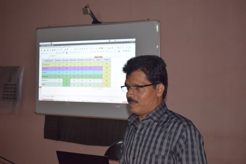 പ്രമാണം:13121 little kites mobile 58.jpg