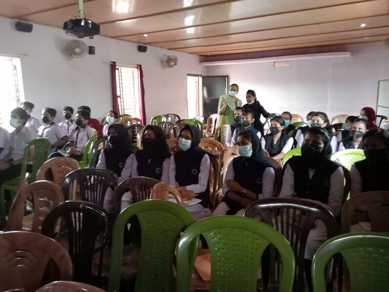 പ്രമാണം:19075 littlekites2.jpg