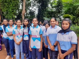 42042 KITES AUG 15.jpg