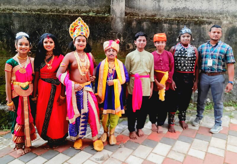 പ്രമാണം:44244 SANS DRAMA DIST1.jpg