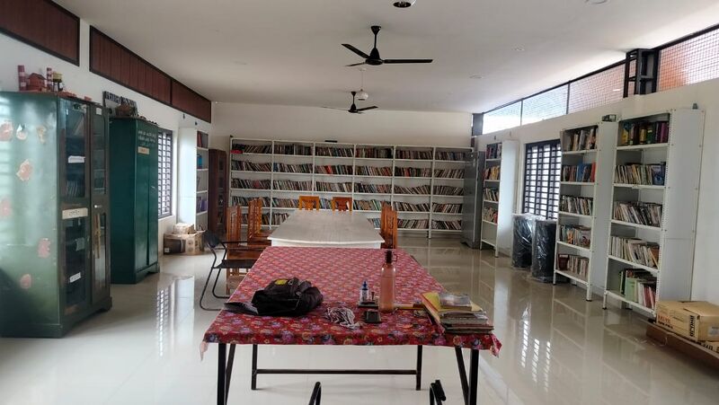 പ്രമാണം:SCHOOL LIBRARY.jpg