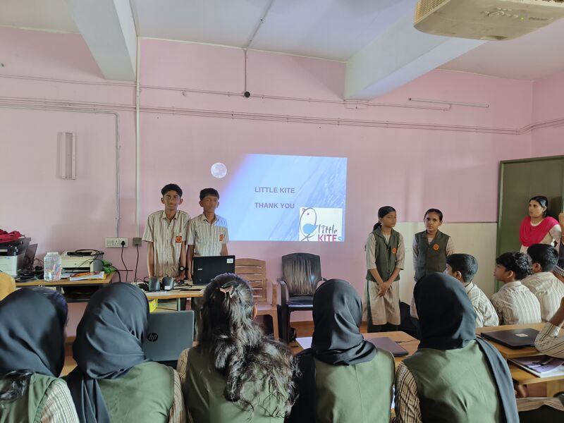 പ്രമാണം:12039 chandradinam1.jpg