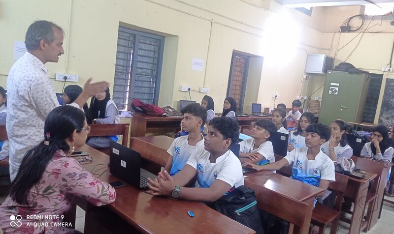 പ്രമാണം:12055-kgd-scl camp.jpg