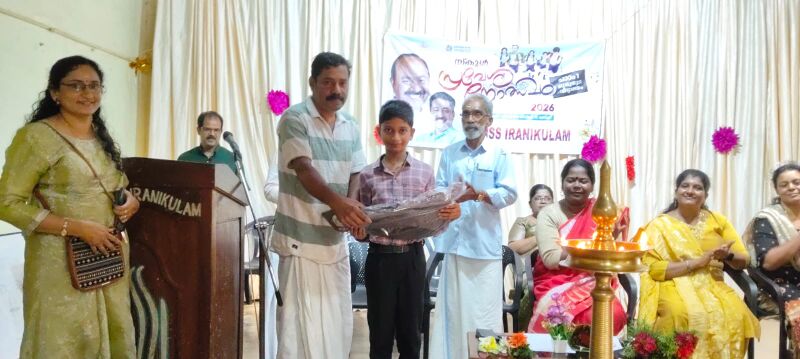 പ്രമാണം:23018 bag distribution.jpg