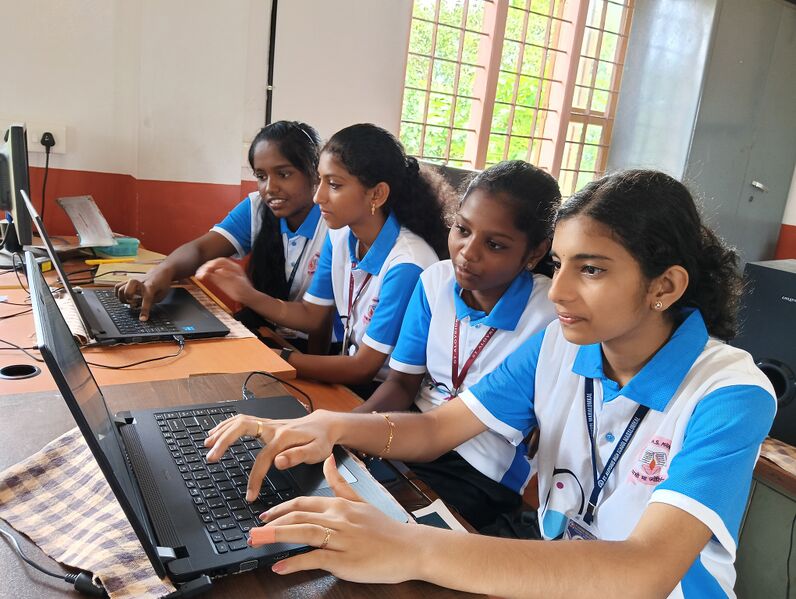 പ്രമാണം:33026Little kites.jpg