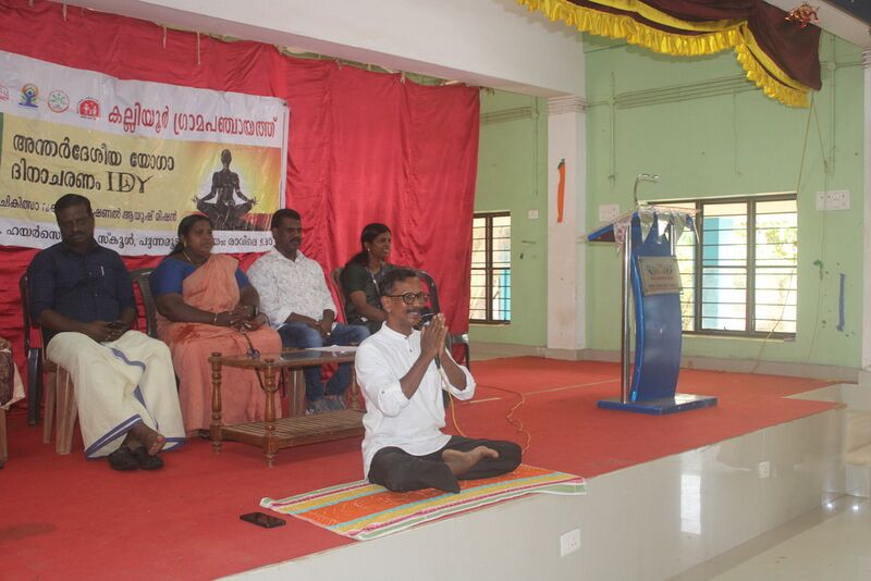 പ്രമാണം:43078-yogaday3.resized.JPG