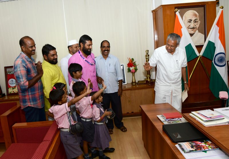 പ്രമാണം:44223 cmrd salute.jpg