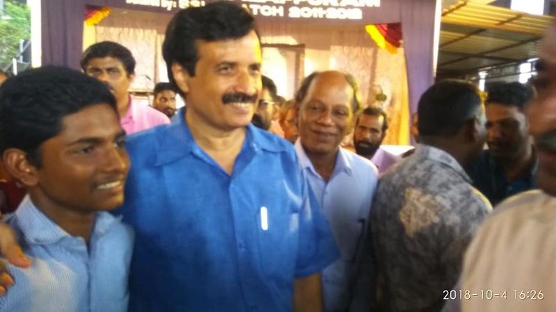 പ്രമാണം:22071 little kites leader.jpg