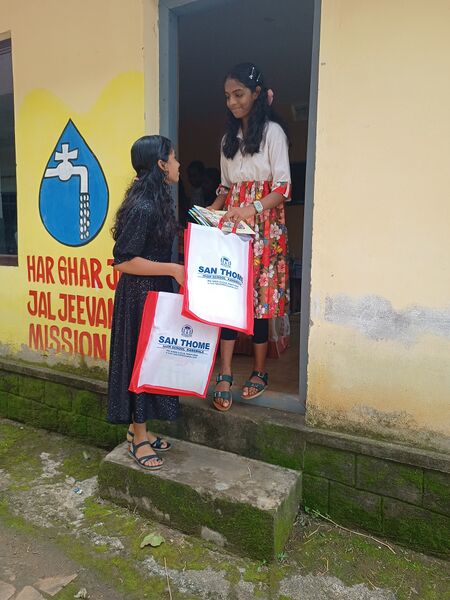 പ്രമാണം:32025 book distr.jpg