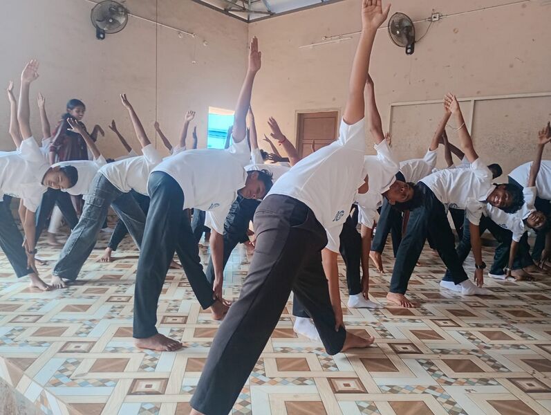 പ്രമാണം:44060 -04-yoga.jpg