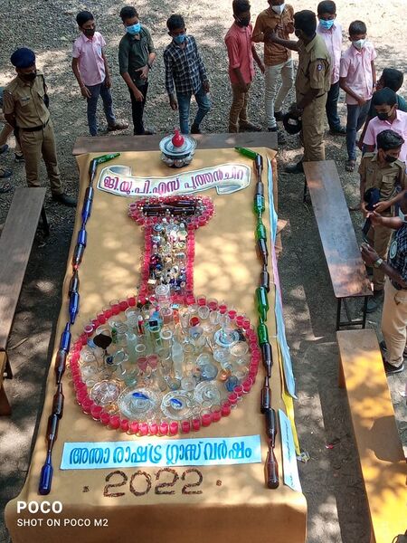 പ്രമാണം:Glass installation.jpeg