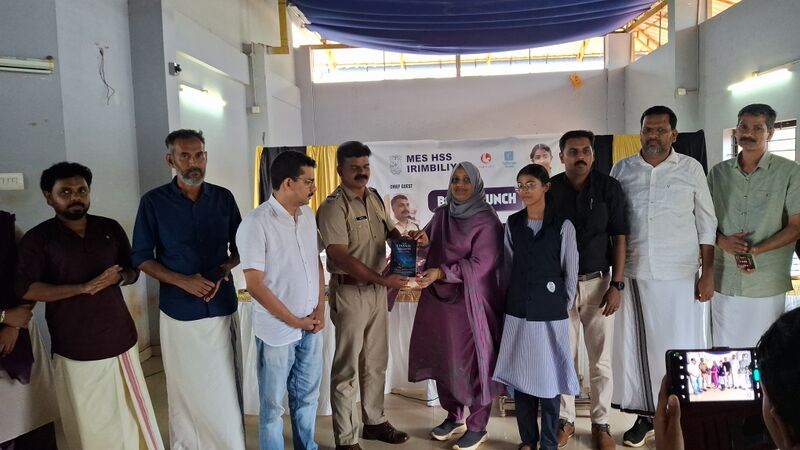 പ്രമാണം:19112 MES PUSTHAKA PRAKASANAM.jpg