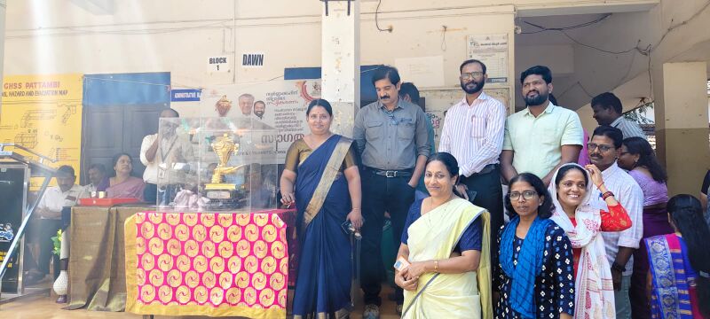 പ്രമാണം:20016 trophy welcoming HM.jpeg