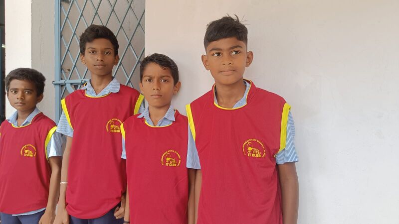 പ്രമാണം:21060-lk-uniform 2.jpg