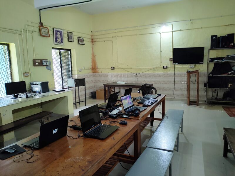 പ്രമാണം:23016-hitech-computer lab.jpg