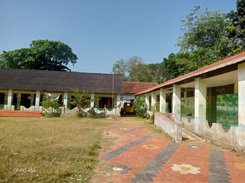 പ്രമാണം:36218 school photo.jpg