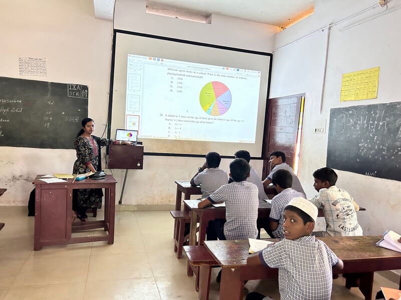 പ്രമാണം:41038 hitech projector.jpg