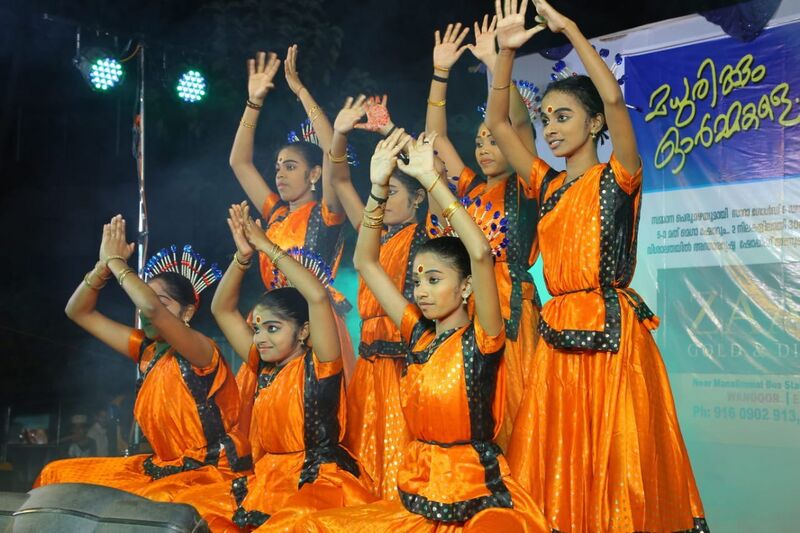 പ്രമാണം:48550groupdance.jpg