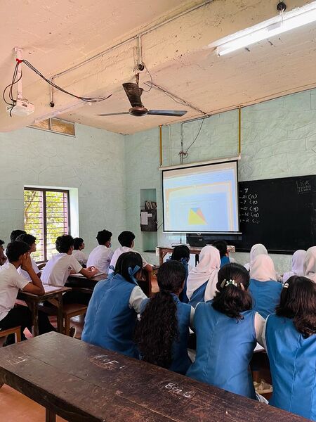 പ്രമാണം:Hitec classroom.jpeg