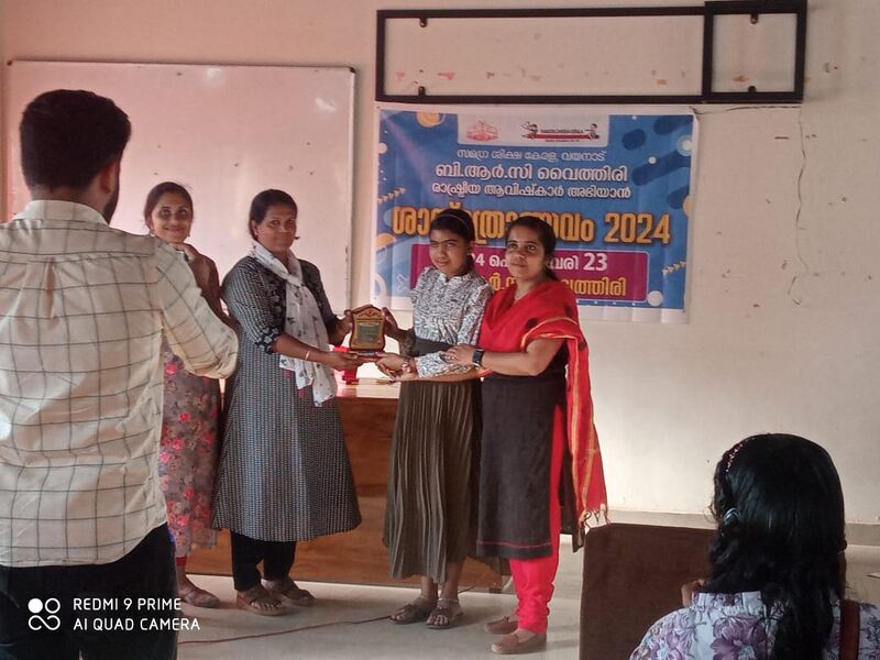 പ്രമാണം:15253 sasthrolsavam quize 1st prize.jpg