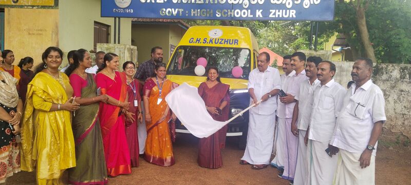 പ്രമാണം:23033- Schoolbus Flag off.jpg