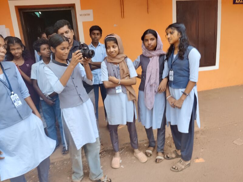 പ്രമാണം:42033 lk MEDIA AND DOCUMENTATION.jpg