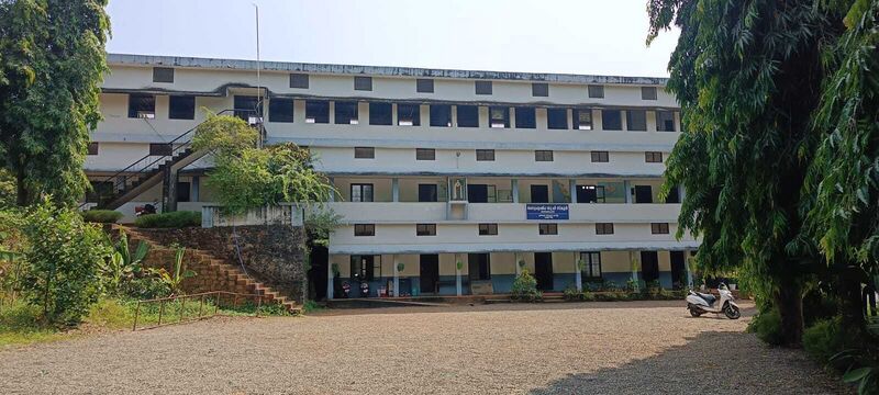 പ്രമാണം:13471 schoo image.jpeg